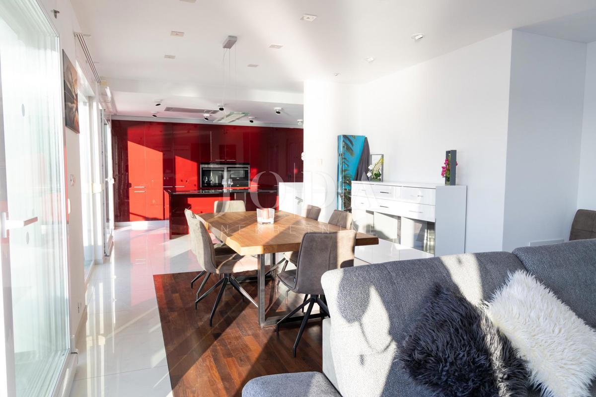 Vila prva vrsta do morja s panoramskim pogledom