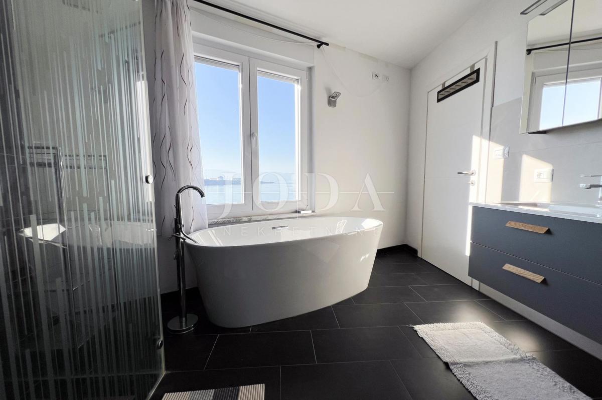 Vila prva vrsta do morja s panoramskim pogledom