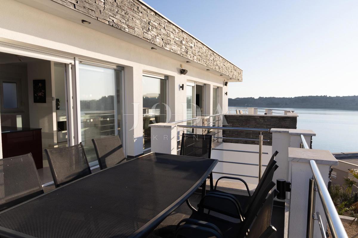 Vila prva vrsta do morja s panoramskim pogledom