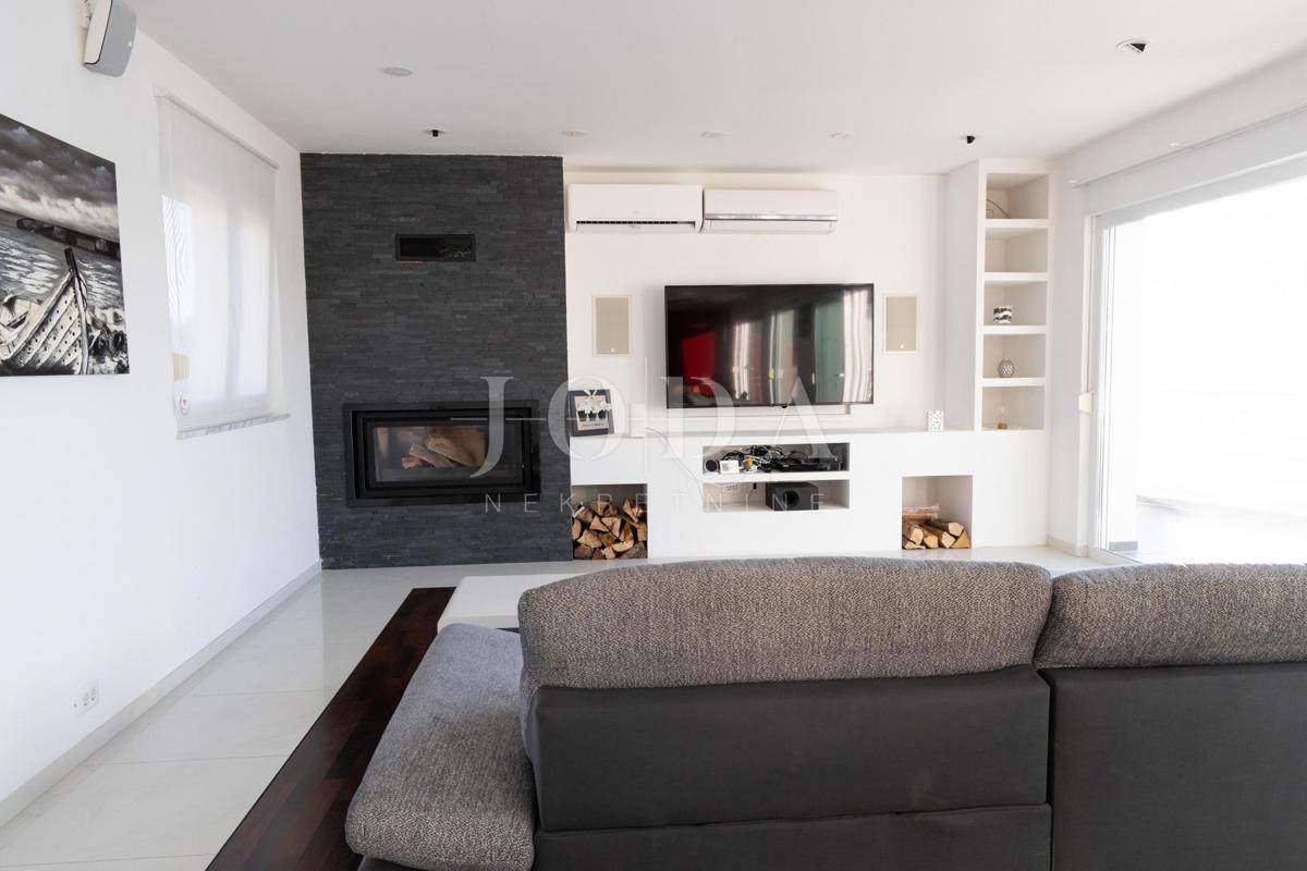 Vila prva vrsta do morja s panoramskim pogledom