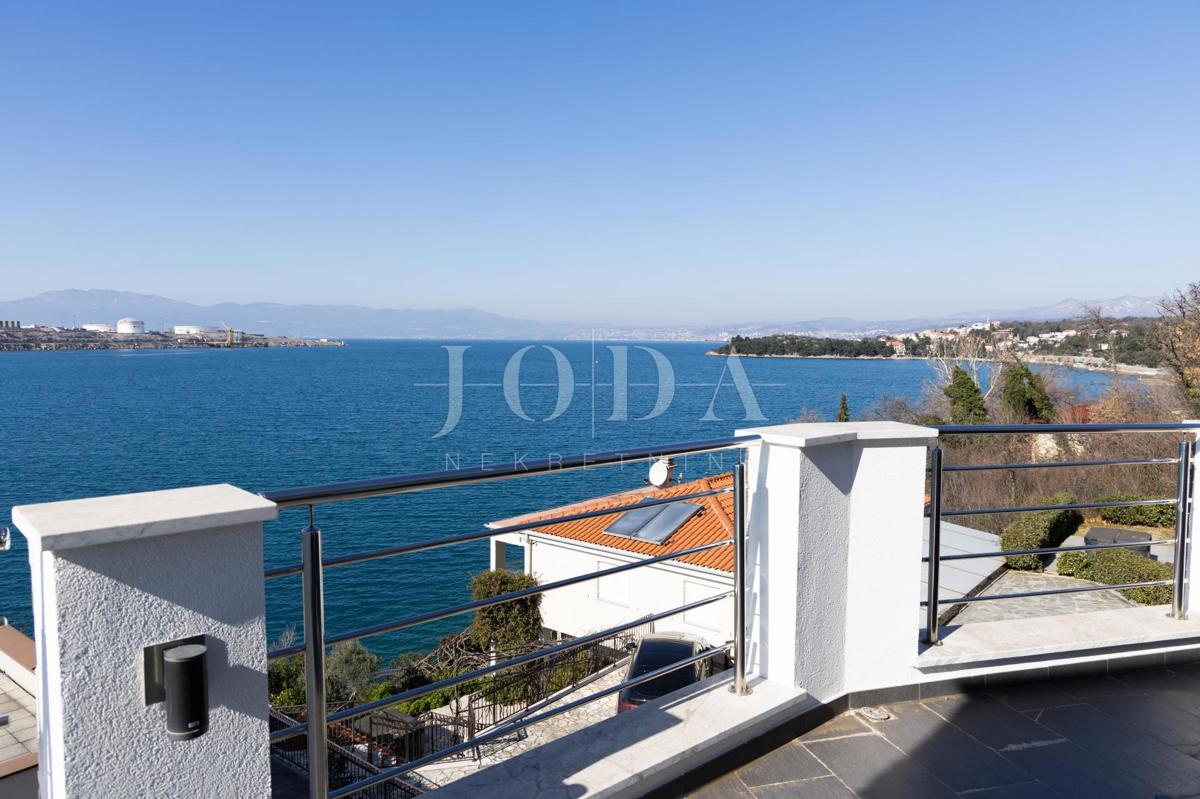 Vila prva vrsta do morja s panoramskim pogledom