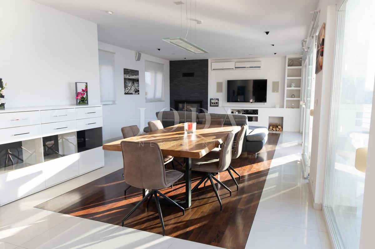 Vila prva vrsta do morja s panoramskim pogledom