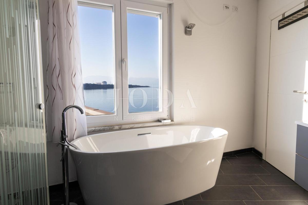 Vila prva vrsta do morja s panoramskim pogledom