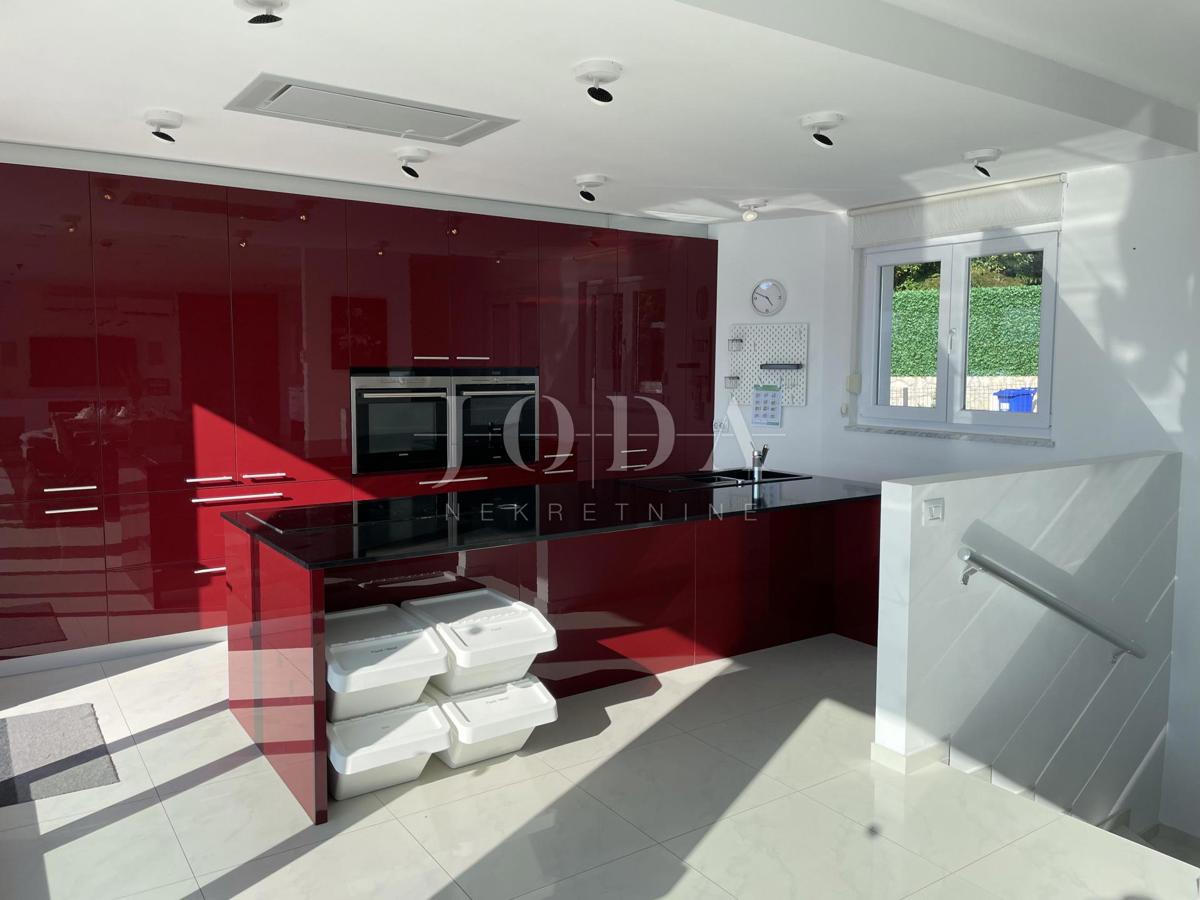 Vila prva vrsta do morja s panoramskim pogledom