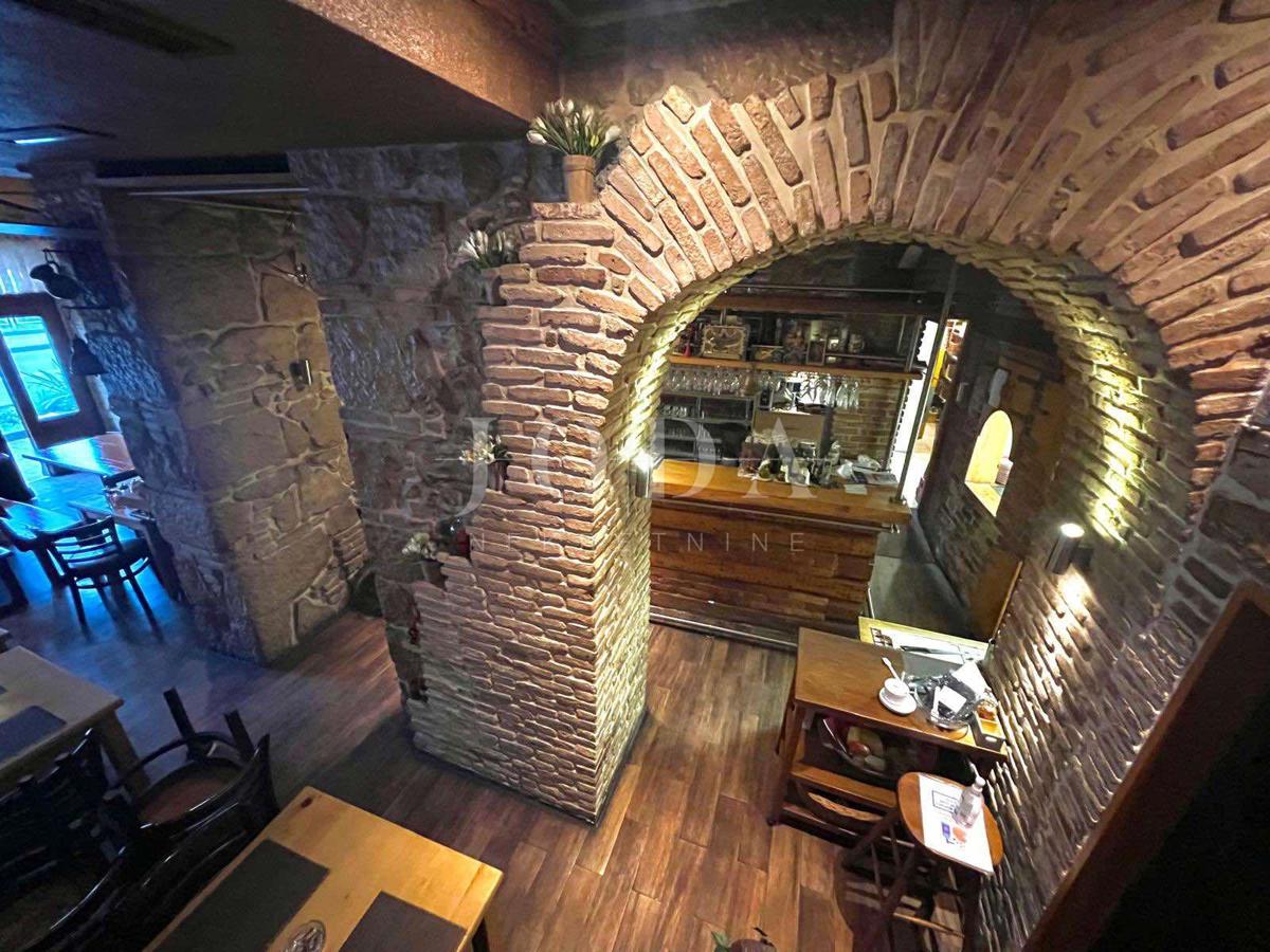 Crikvenica, taverna v središču mesta