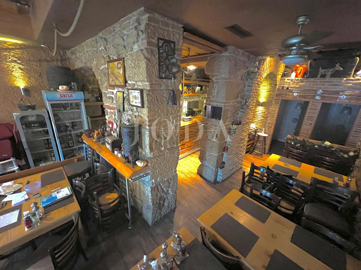 Crikvenica, taverna v središču mesta