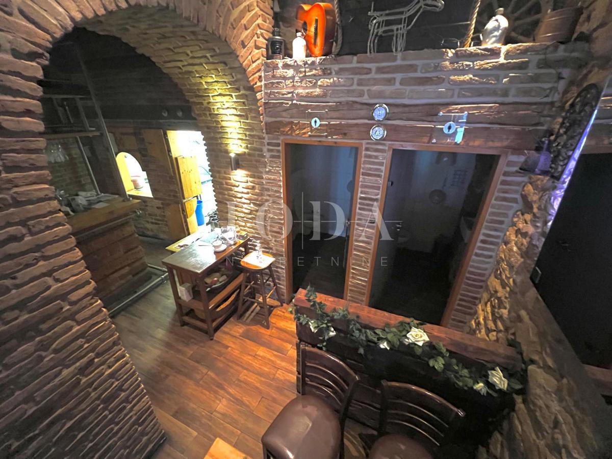 Crikvenica, taverna v središču mesta
