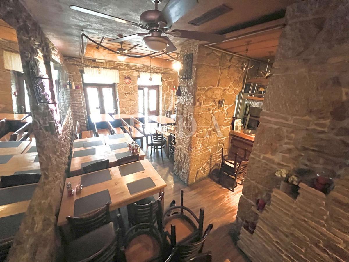 Crikvenica, taverna v središču mesta