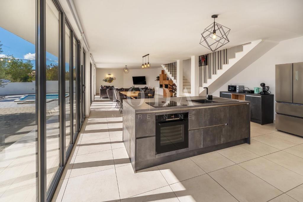 Otok Krk - moderna samostojna hiša z bazenom