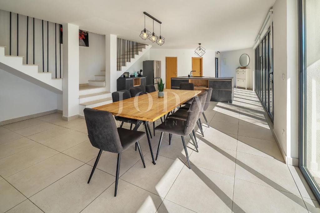 Otok Krk - moderna samostojna hiša z bazenom