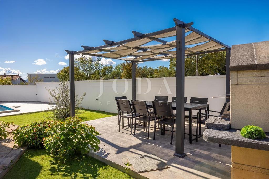 Otok Krk - moderna samostojna hiša z bazenom