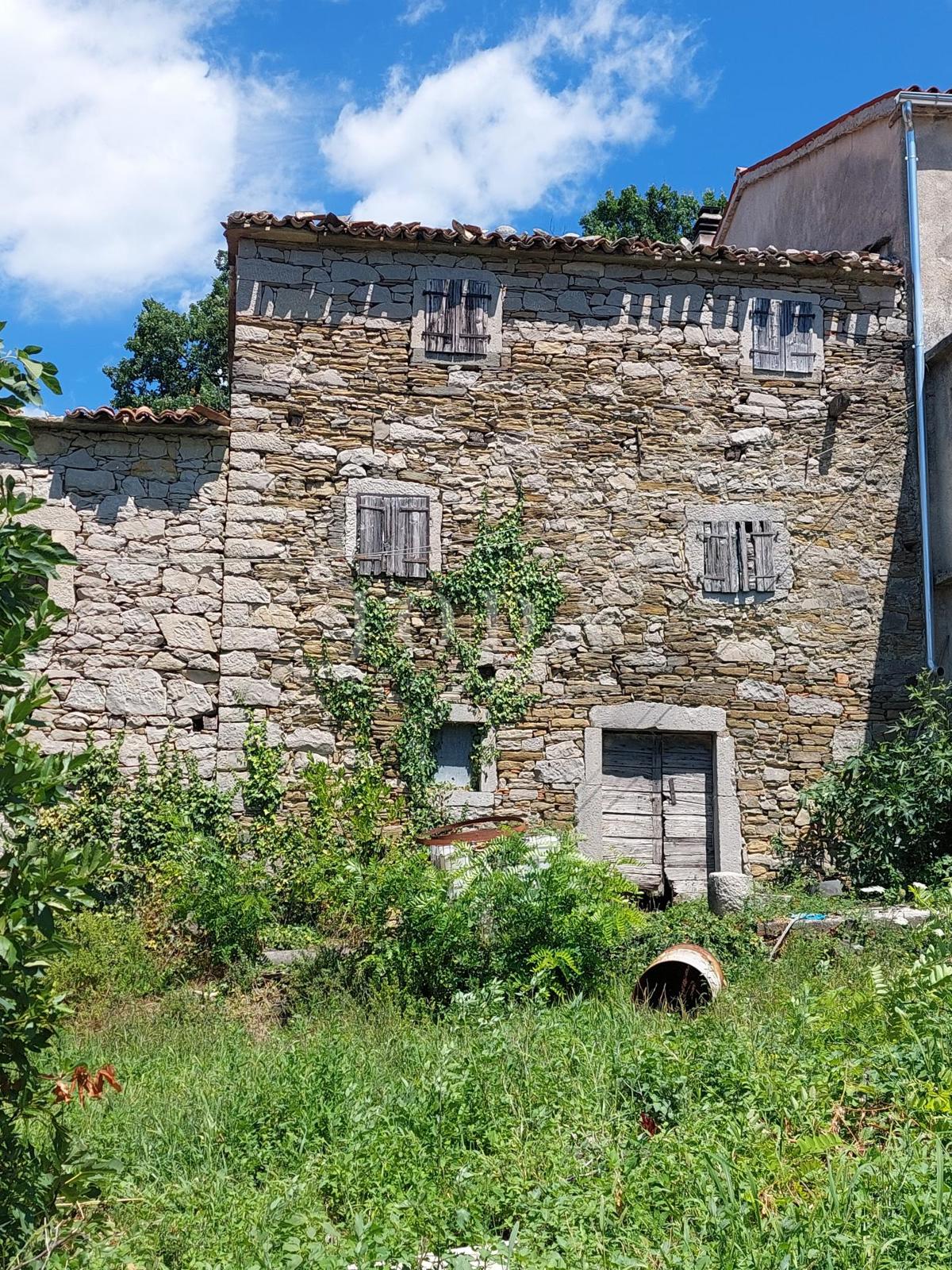 Kuća i Zemljišče Buzet, 1.706m2
