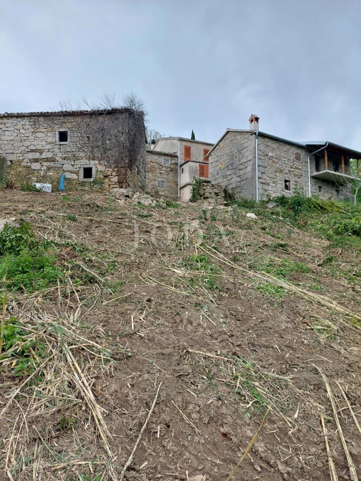 Kuća i Zemljišče Buzet, 1.706m2