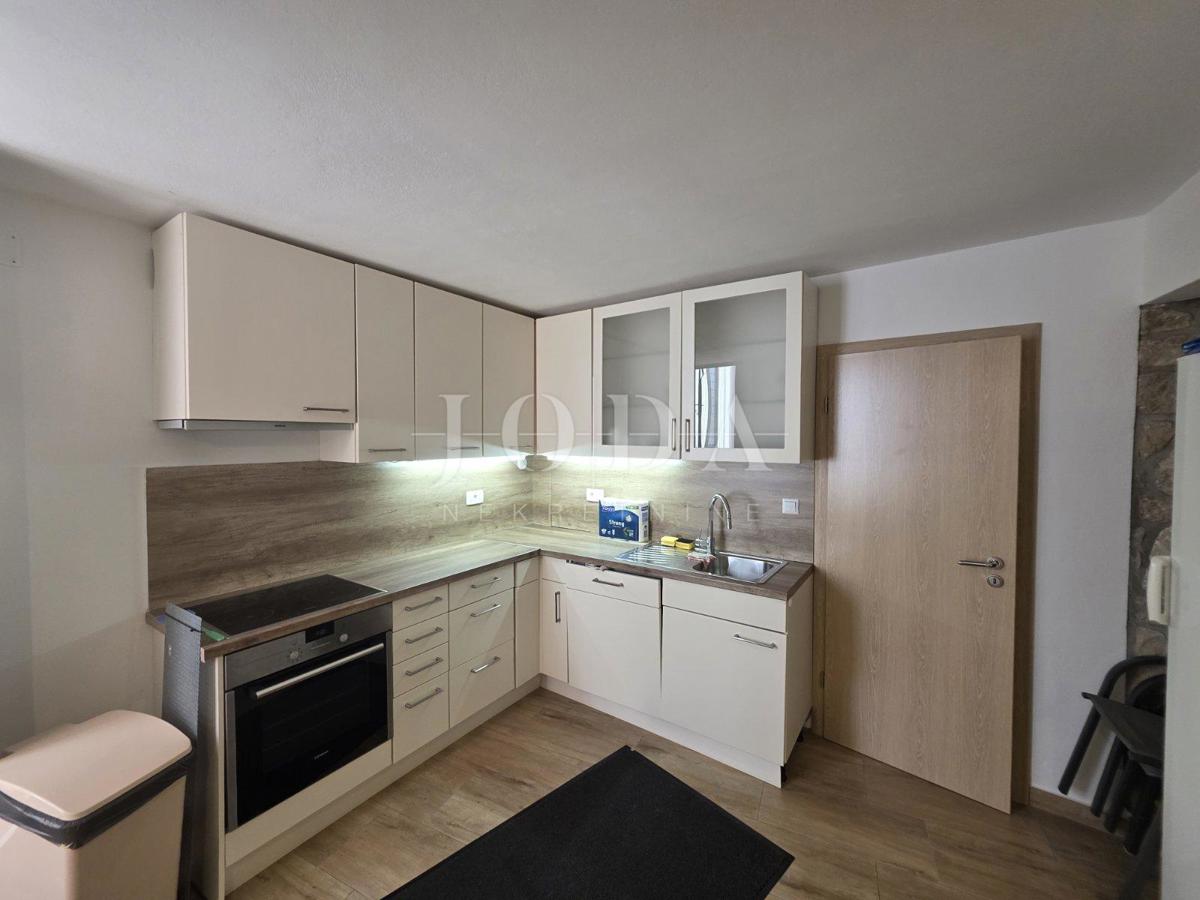 Zaledje Crikvenice, hiša s tremi stanovanjskimi enotami in garažo