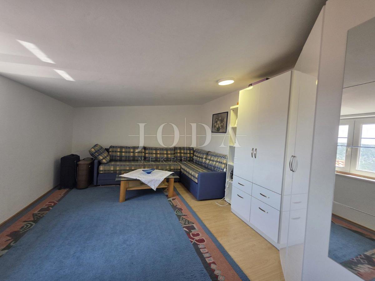 Zaledje Crikvenice, hiša s tremi stanovanjskimi enotami in garažo