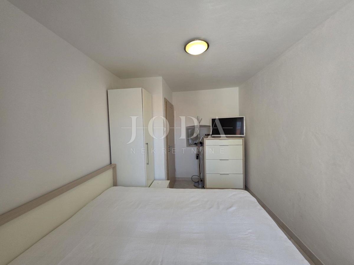 Zaledje Crikvenice, hiša s tremi stanovanjskimi enotami in garažo