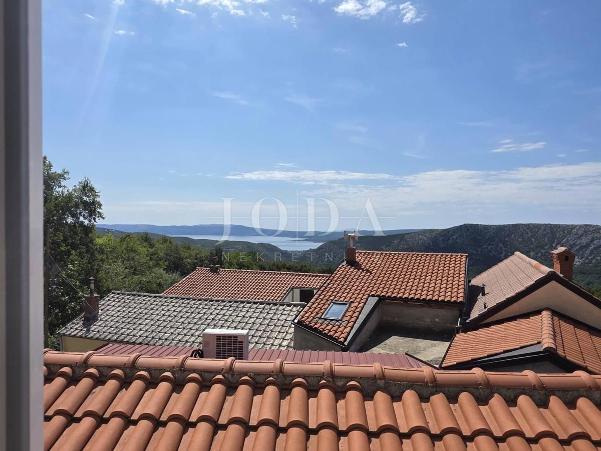 Zaledje Crikvenice, hiša s tremi stanovanjskimi enotami in garažo