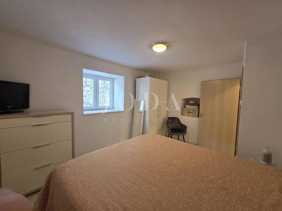 Zaledje Crikvenice, hiša s tremi stanovanjskimi enotami in garažo