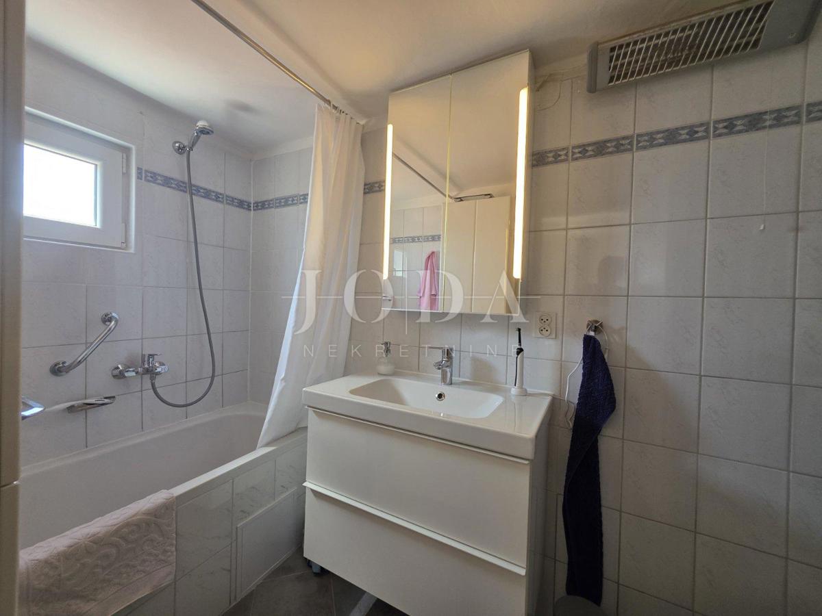 Zaledje Crikvenice, hiša s tremi stanovanjskimi enotami in garažo