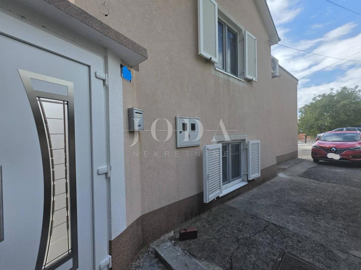 Zaledje Crikvenice, hiša s tremi stanovanjskimi enotami in garažo