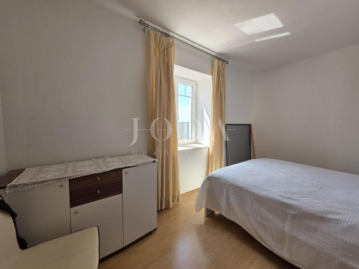 Zaledje Crikvenice, hiša s tremi stanovanjskimi enotami in garažo