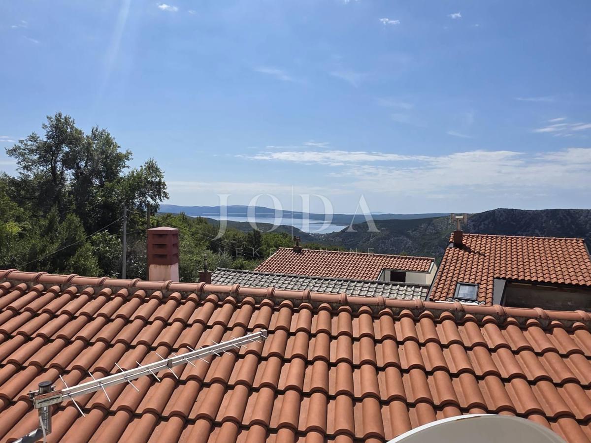 Zaledje Crikvenice, hiša s tremi stanovanjskimi enotami in garažo