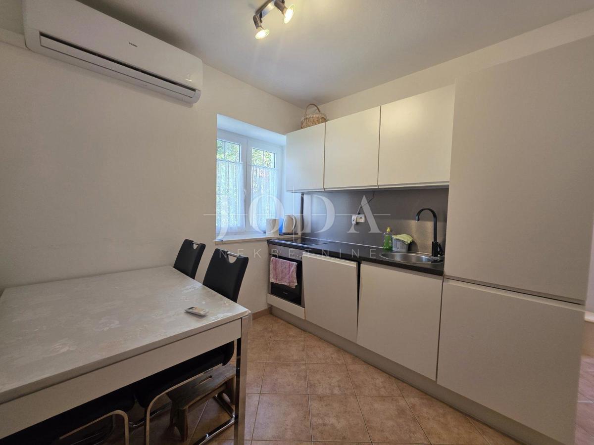 Zaledje Crikvenice, hiša s tremi stanovanjskimi enotami in garažo