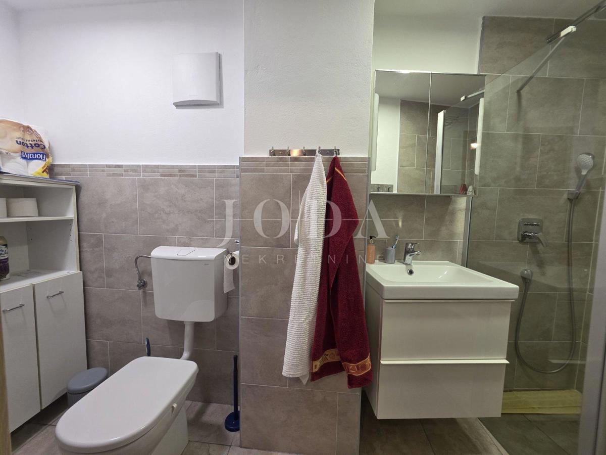 Zaledje Crikvenice, hiša s tremi stanovanjskimi enotami in garažo