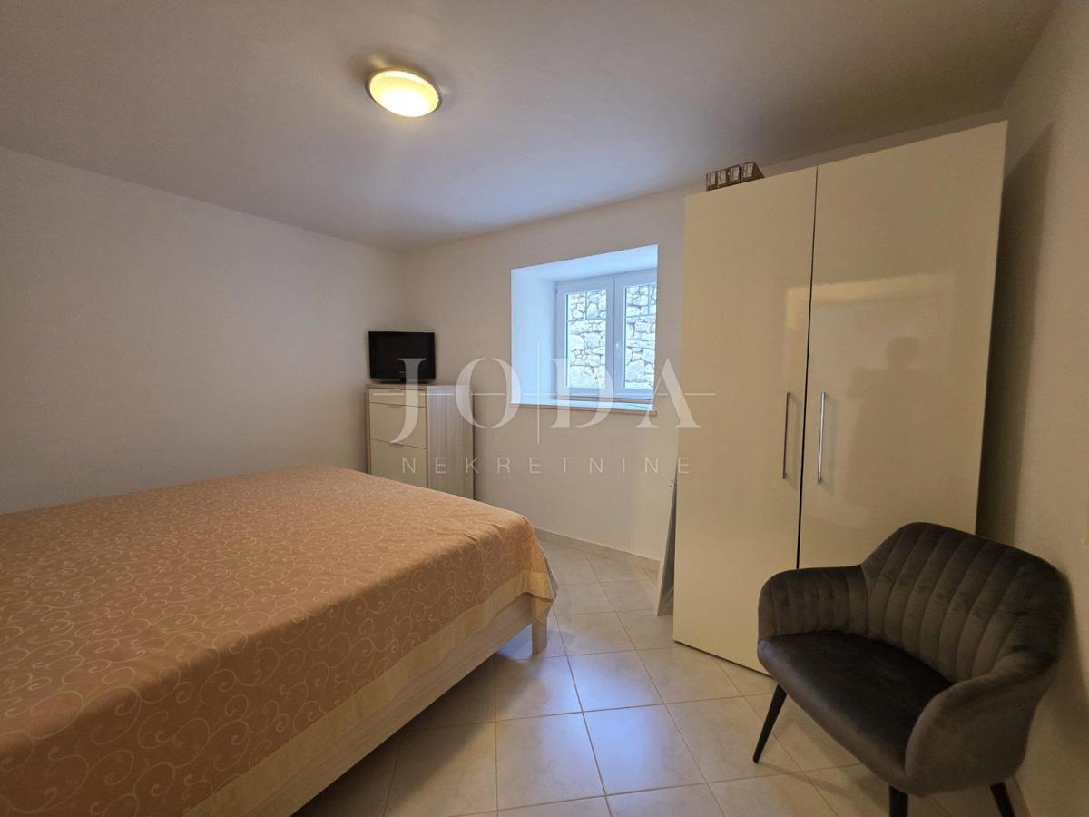 Zaledje Crikvenice, hiša s tremi stanovanjskimi enotami in garažo