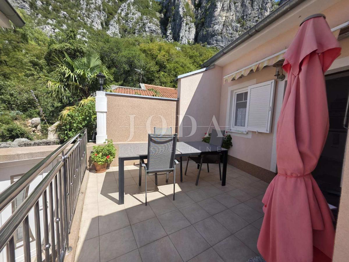 Zaledje Crikvenice, hiša s tremi stanovanjskimi enotami in garažo