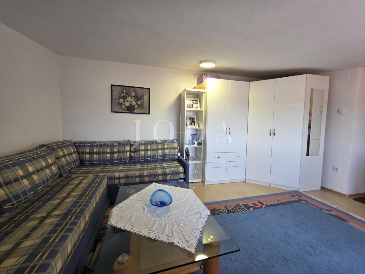 Zaledje Crikvenice, hiša s tremi stanovanjskimi enotami in garažo