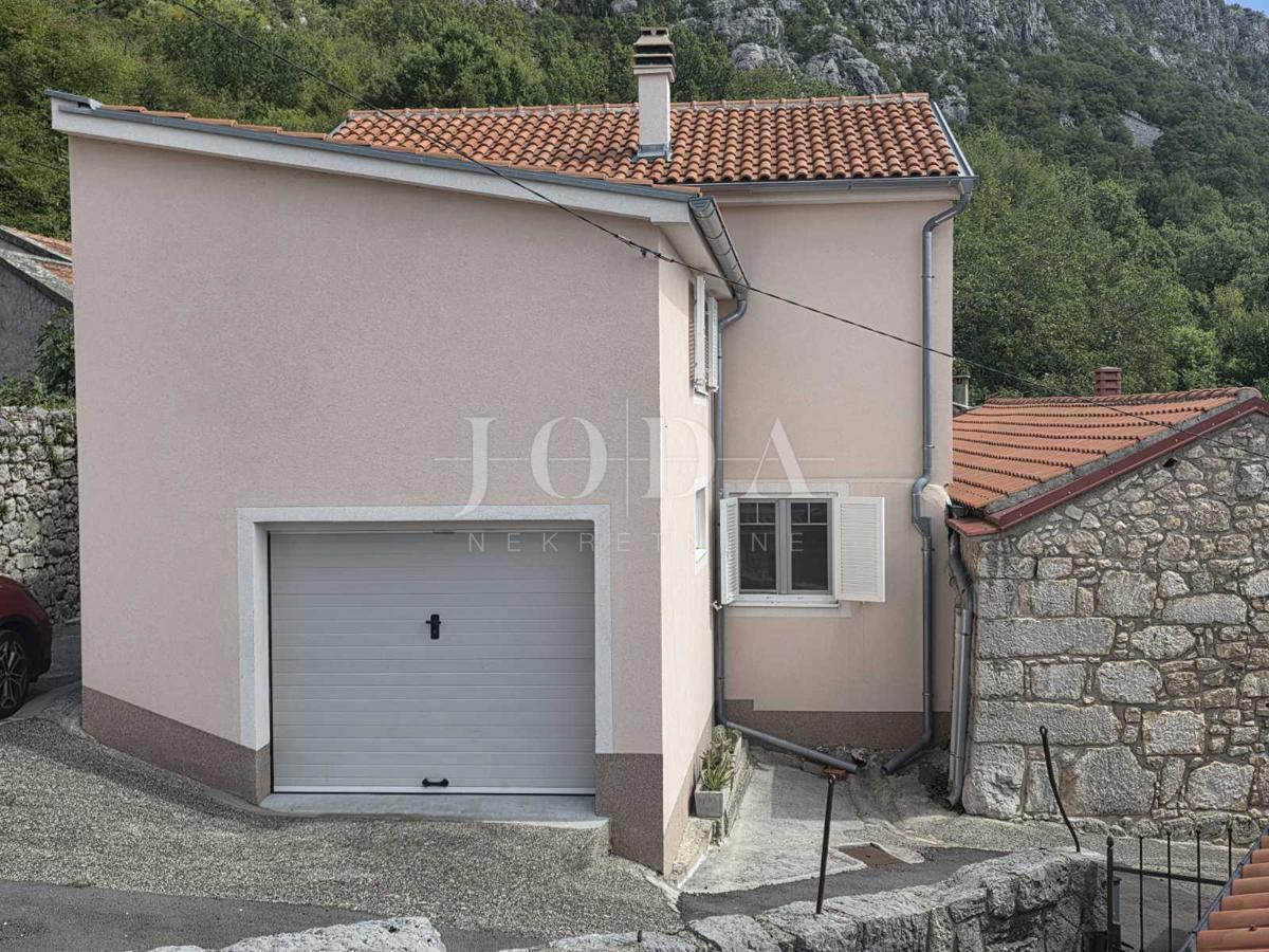 Zaledje Crikvenice, hiša s tremi stanovanjskimi enotami in garažo