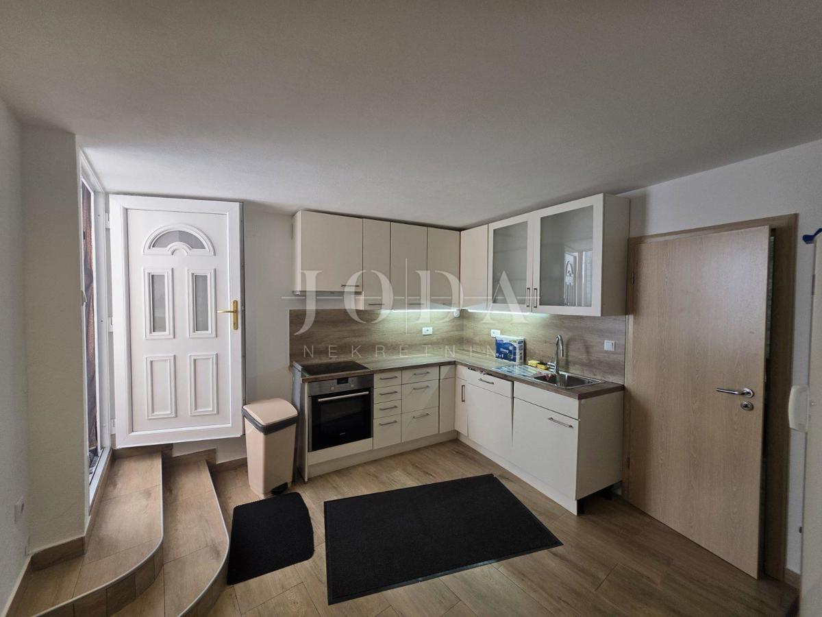 Zaledje Crikvenice, hiša s tremi stanovanjskimi enotami in garažo