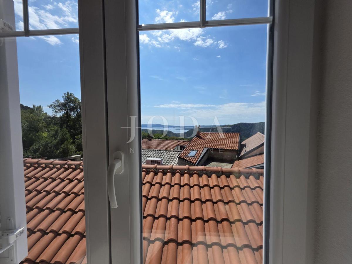 Zaledje Crikvenice, hiša s tremi stanovanjskimi enotami in garažo