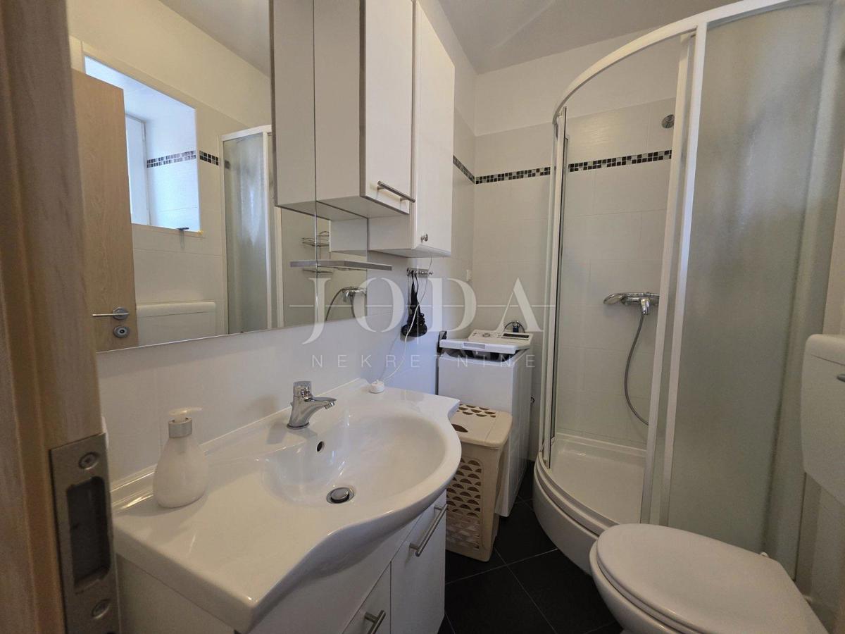 Zaledje Crikvenice, hiša s tremi stanovanjskimi enotami in garažo