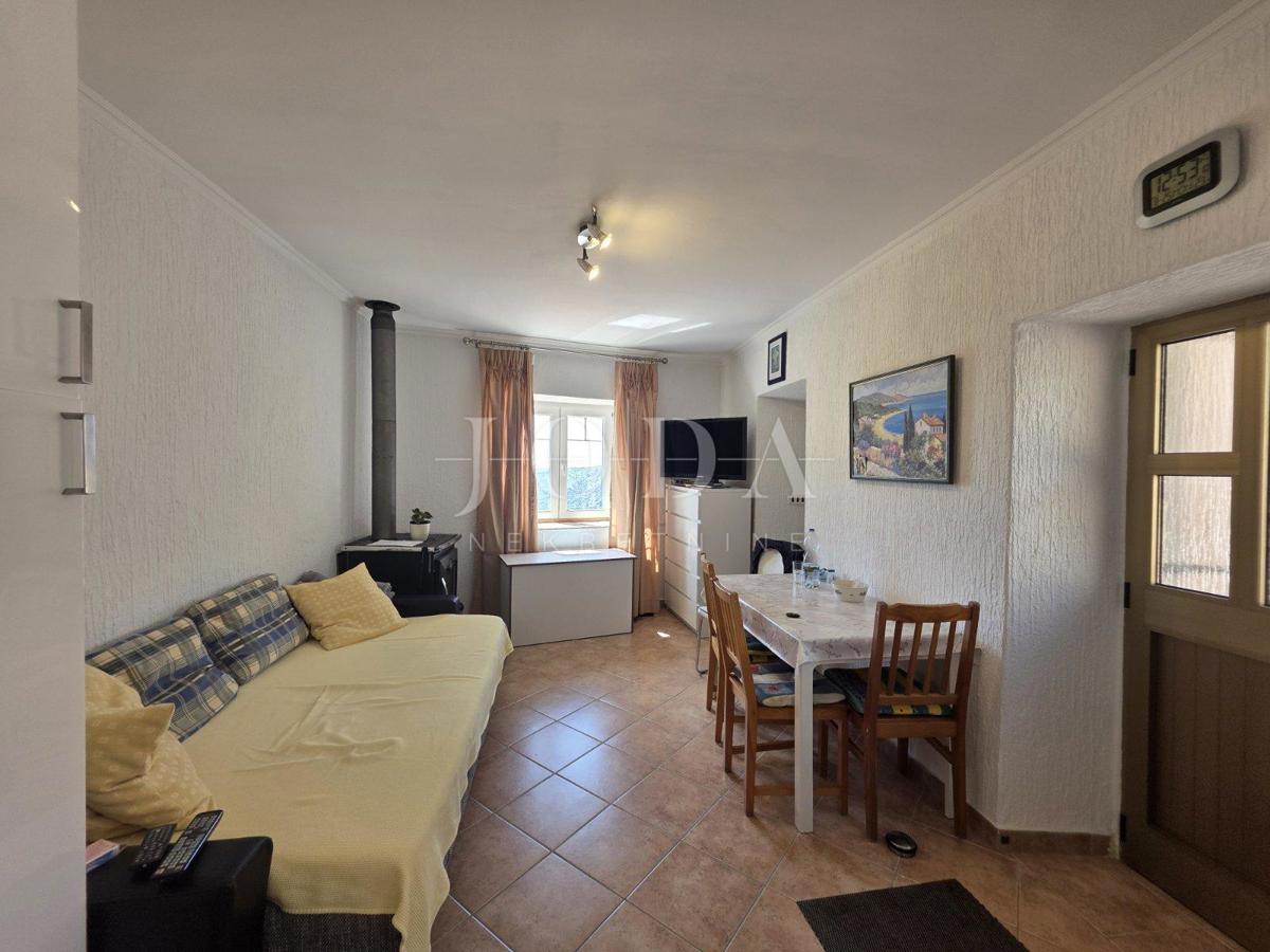 Zaledje Crikvenice, hiša s tremi stanovanjskimi enotami in garažo