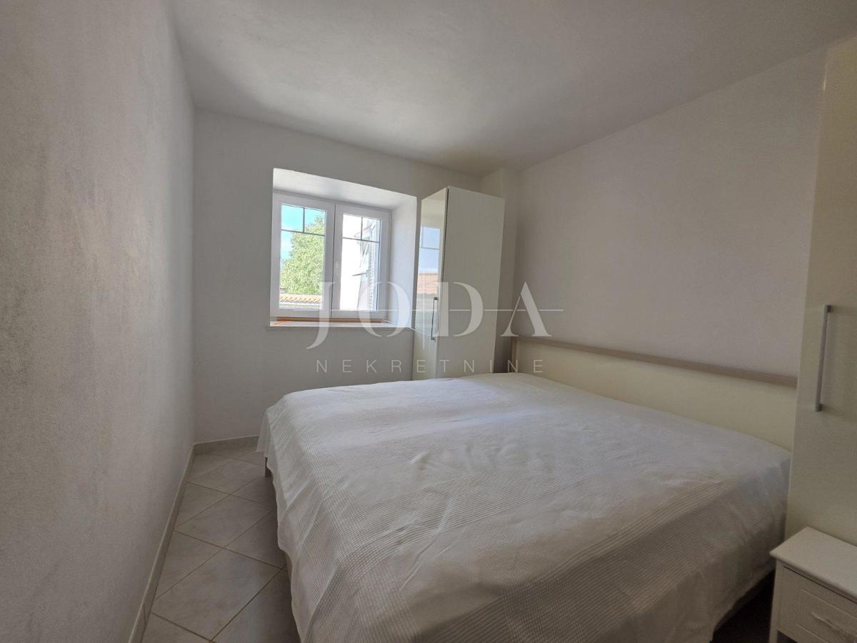 Zaledje Crikvenice, hiša s tremi stanovanjskimi enotami in garažo