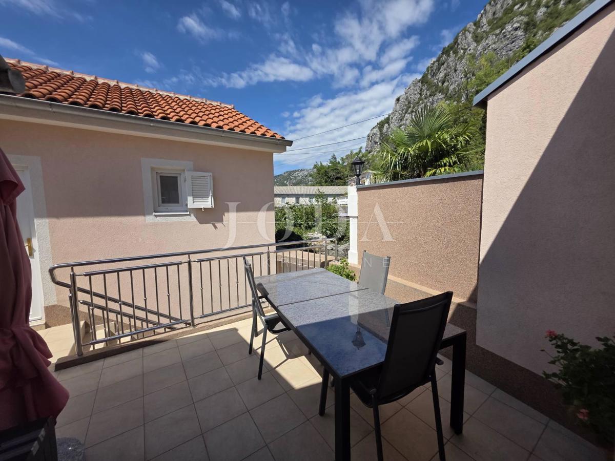 Zaledje Crikvenice, hiša s tremi stanovanjskimi enotami in garažo