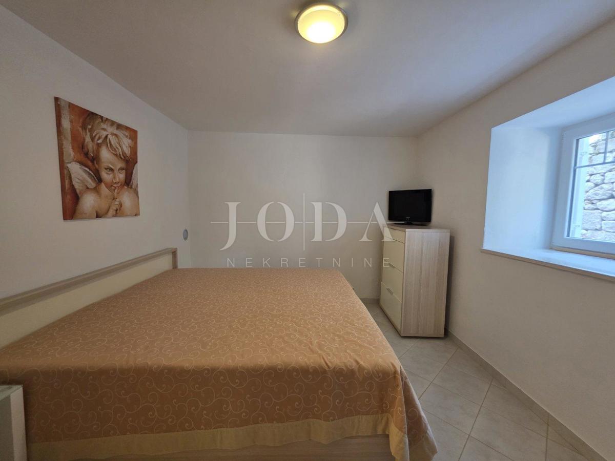 Zaledje Crikvenice, hiša s tremi stanovanjskimi enotami in garažo