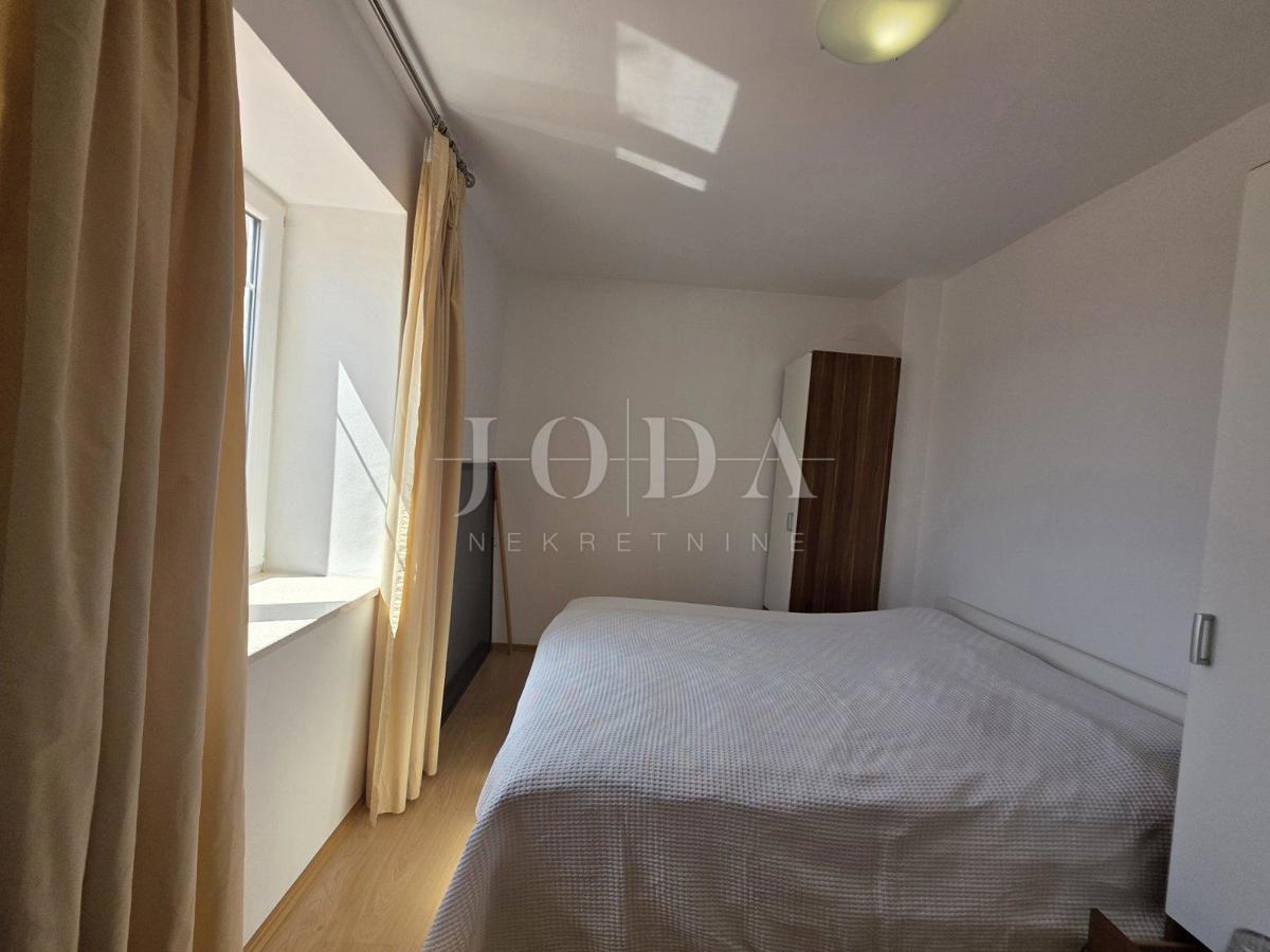 Zaledje Crikvenice, hiša s tremi stanovanjskimi enotami in garažo