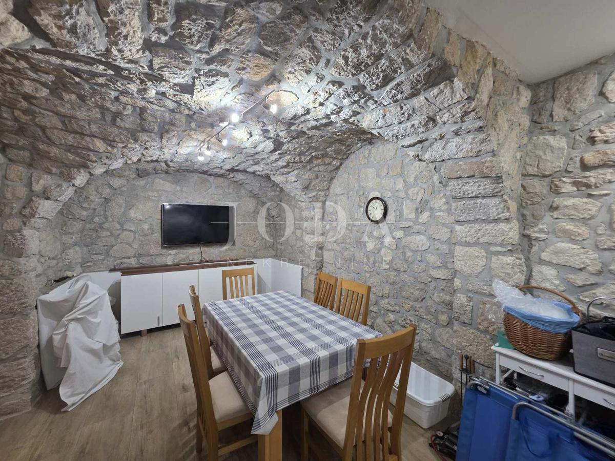 Zaledje Crikvenice, hiša s tremi stanovanjskimi enotami in garažo