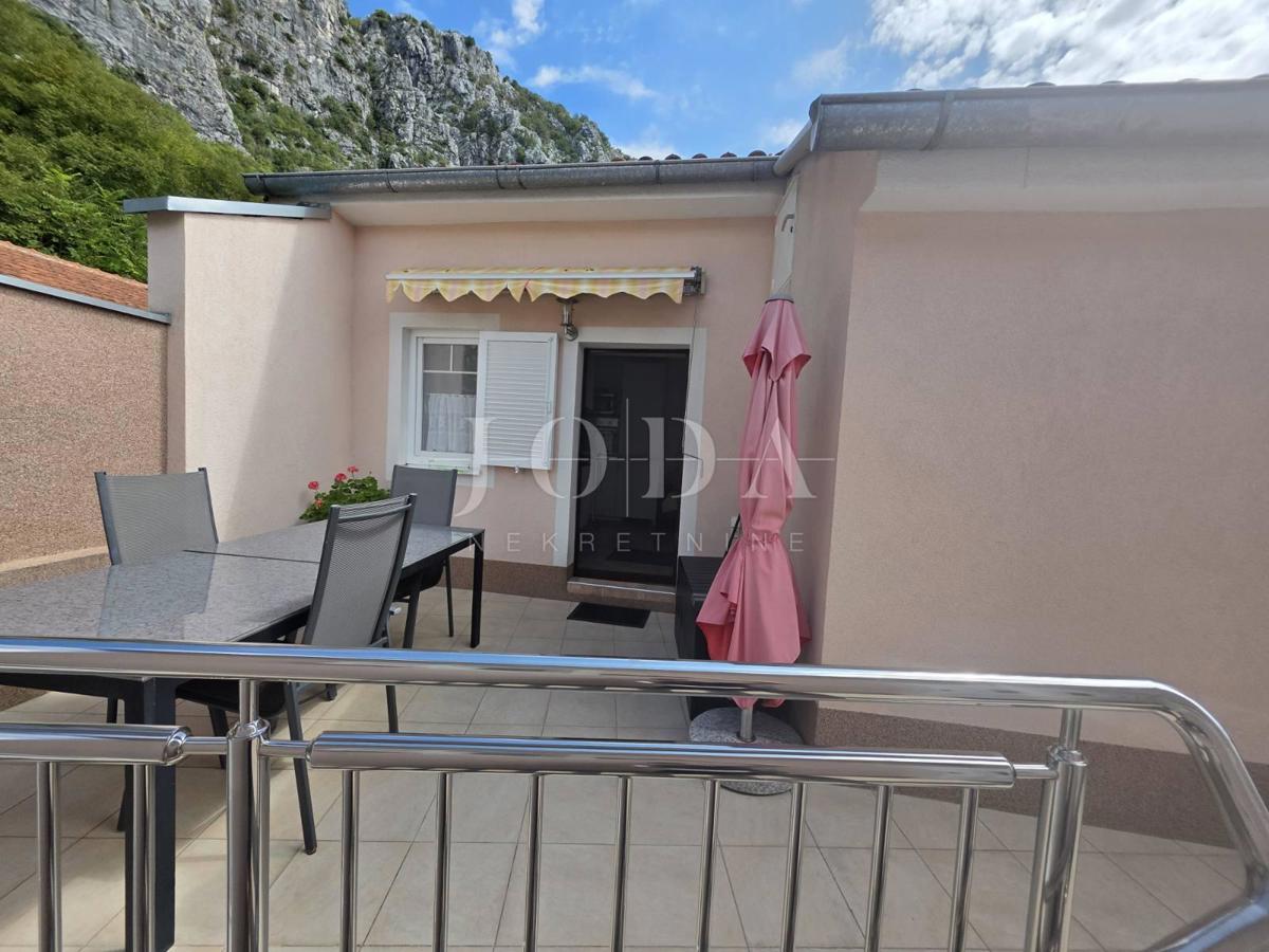 Zaledje Crikvenice, hiša s tremi stanovanjskimi enotami in garažo