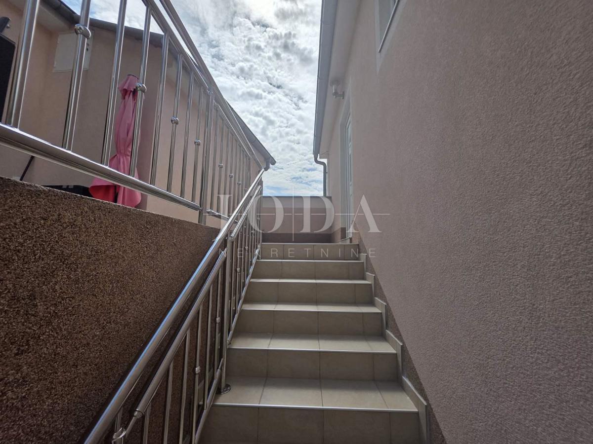 Zaledje Crikvenice, hiša s tremi stanovanjskimi enotami in garažo