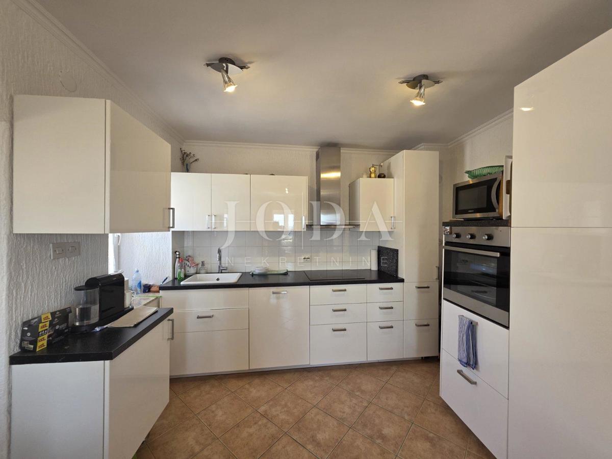 Zaledje Crikvenice, hiša s tremi stanovanjskimi enotami in garažo