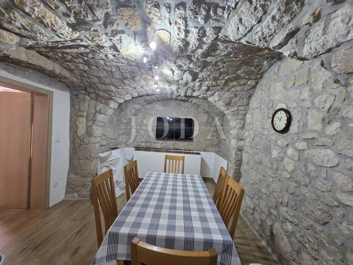 Zaledje Crikvenice, hiša s tremi stanovanjskimi enotami in garažo