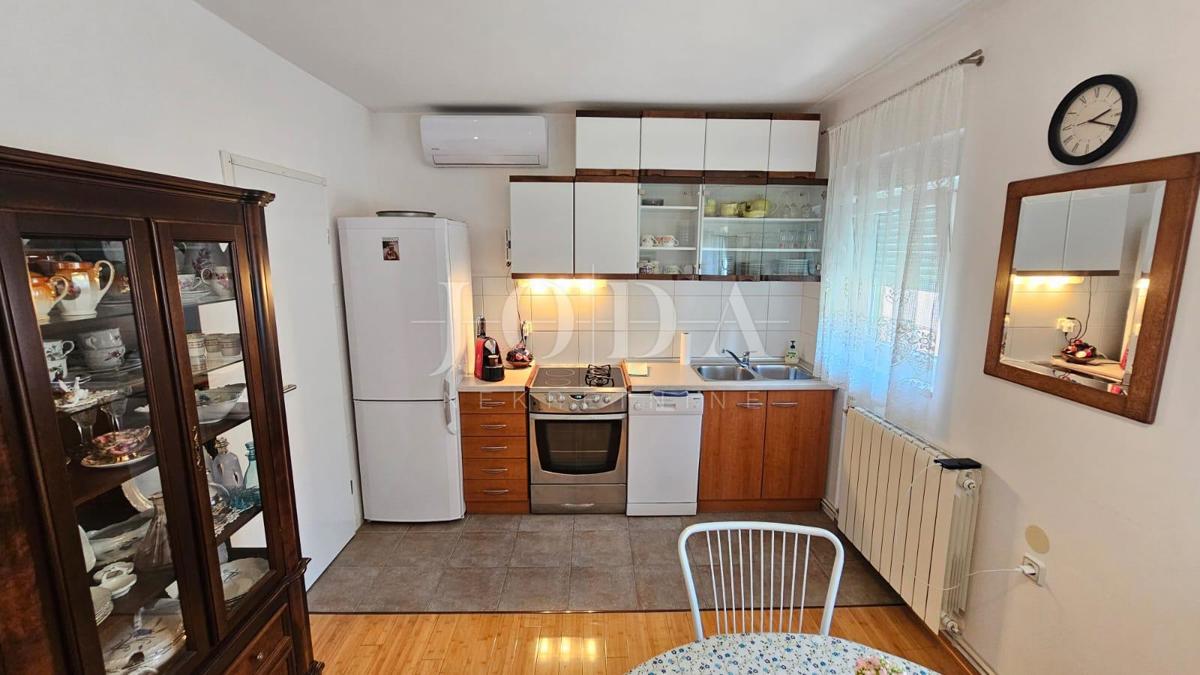 Crikvenica, stanovanje z garažo in velikim vrtom, le 60 m od morja