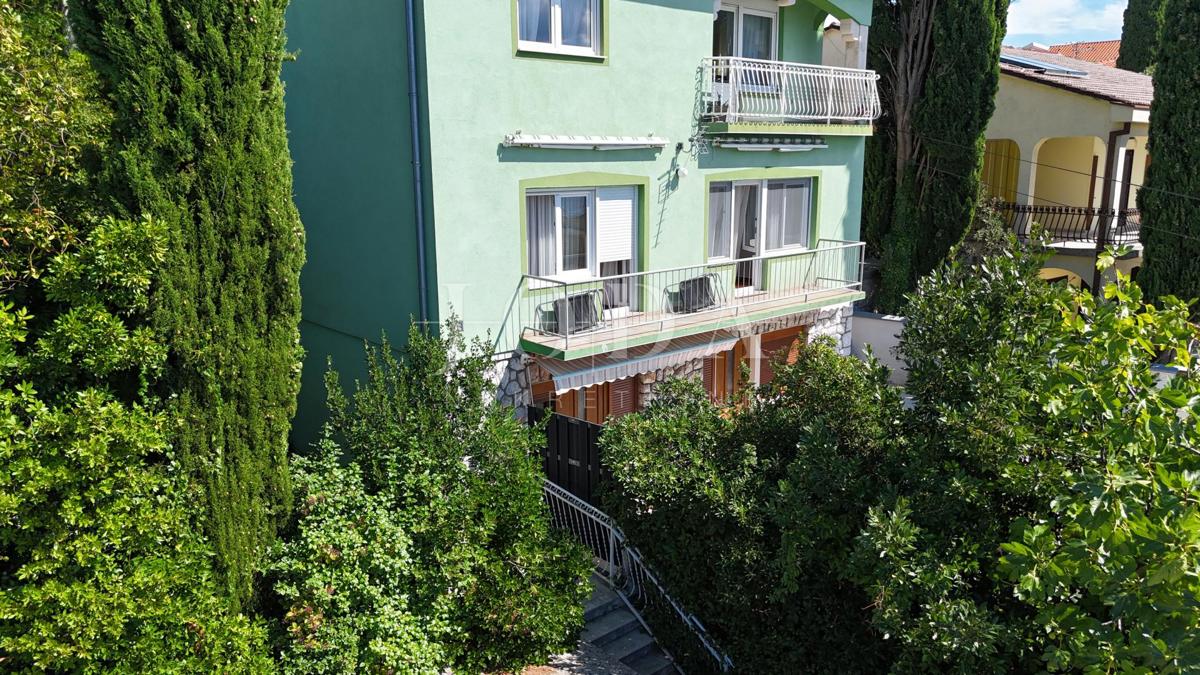 Crikvenica, stanovanje z garažo in velikim vrtom, le 60 m od morja