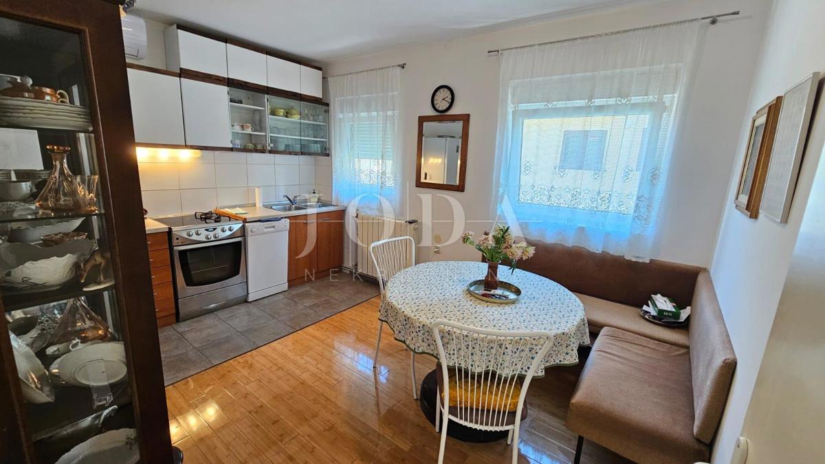 Crikvenica, stanovanje z garažo in velikim vrtom, le 60 m od morja