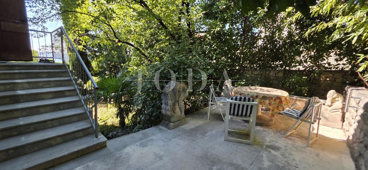Crikvenica, stanovanje z garažo in velikim vrtom, le 60 m od morja