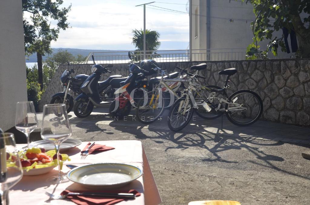 Ekskluzivna nepremičnina v Crikvenici: 602 m², bazen, 8 apartmajev, 250 m od morja